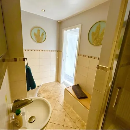 Spacious & Stylish 5br Townhouse - Free Parking Apartment