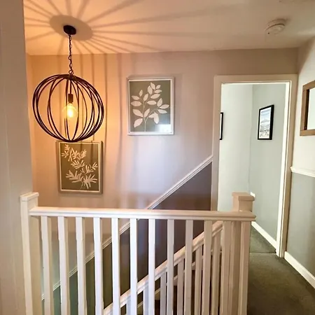 Spacious & Stylish 5br Townhouse - Free Parking Apartment *