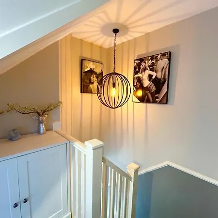 Spacious & Stylish 5br Townhouse - Free Parking Apartment
