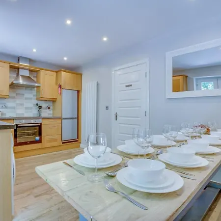 Apartment Spacious & Stylish 5br Townhouse - Free Parking *
