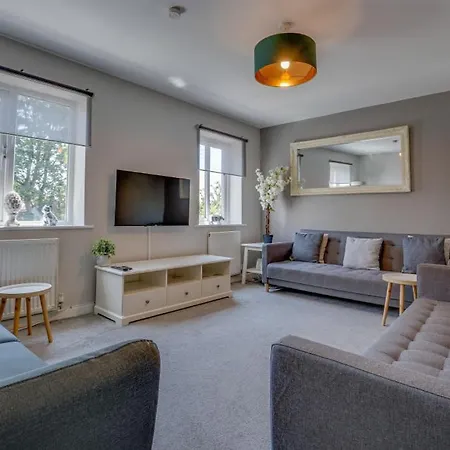Spacious & Stylish 5br Townhouse - Free Parking