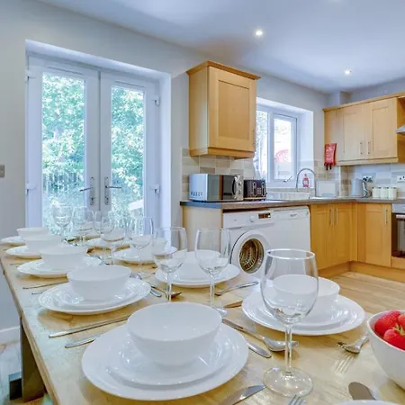 Spacious & Stylish 5br Townhouse - Free Parking Apartment