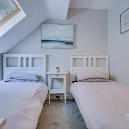 Spacious & Stylish 5br Townhouse - Free Parking *